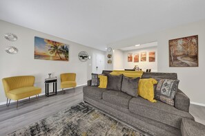 Smart TV - 2-bedroom apartment in peaceful Birmingham with AC and fitness room (Birmingham)