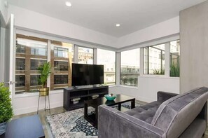 Een televisie en een kantoor