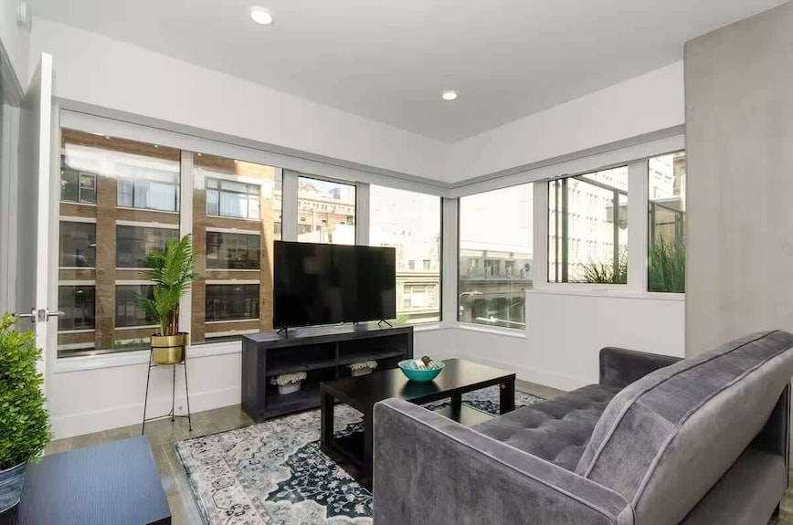 Bright 3br City Apt W Pool, Spa, Rooftop Lookout - Pasadena, CA
