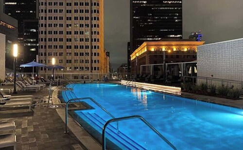 Bright 3BR City apt w Pool, Spa, Rooftop Lookout