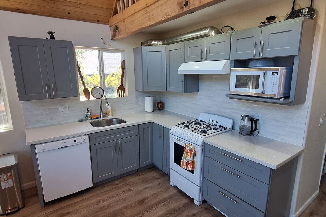 冰箱、微波炉、烤箱、炉灶