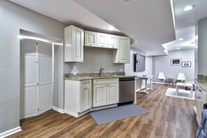 Interior - MTR~KingBeds-PetFriendly-FreeParking (Chicago)