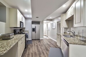 Private kitchen - MTR~KingBeds-PetFriendly-FreeParking (Chicago)