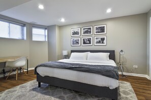 2 bedrooms, iron/ironing board, WiFi, bed sheets - MTR~KingBeds-PetFriendly-FreeParking (Chicago)
