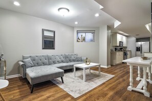 Living area - MTR~KingBeds-PetFriendly-FreeParking (Chicago)