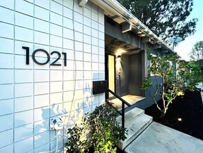 A building with a tiled facade and the number 1021. - 4 Bed Sunset Abode with Open-Plan & Stunning Views (Los Angeles)