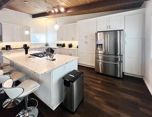 Coffee/tea maker, fridge, microwave, oven - 4 Bed Sunset Abode with Open-Plan & Stunning Views (Los Angeles)