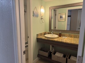 مجففات شعر، مناشف، صابون، ورق حمّام