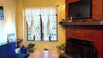 Shared Dormitory, 1 Bedroom | Ruang tamu