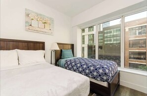 3 bedrooms, iron/ironing board, WiFi, bed sheets - Stylish 3BR Tower Apt w/ Pool, Skydeck Haven Spot (Los Angeles)