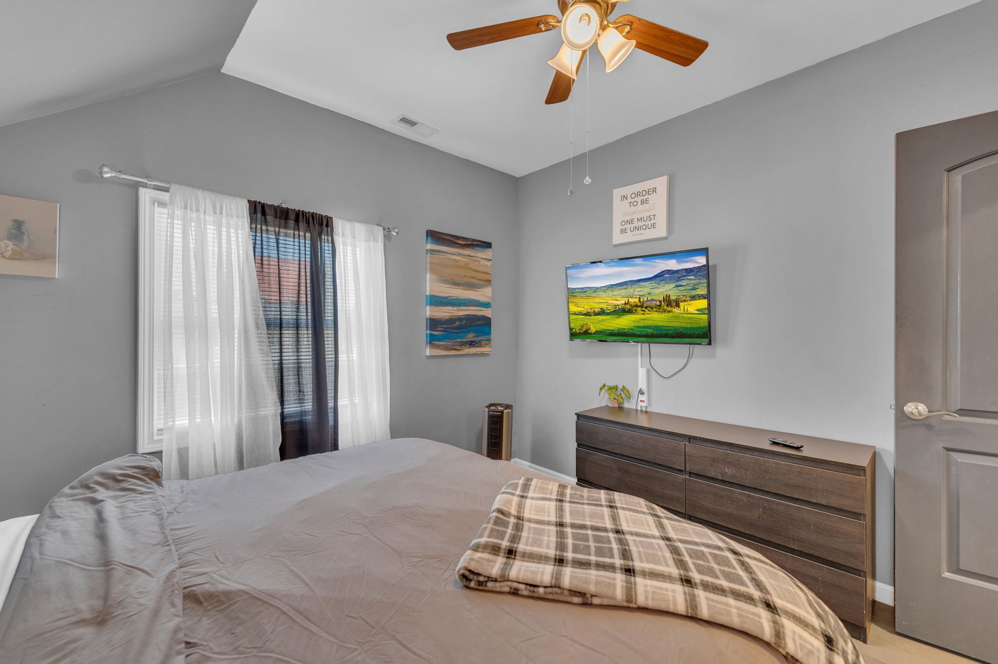 1 habitación, tabla de planchar con plancha, wifi y ropa de cama 