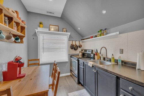 Shark Tank Comfy King BD1BT Free Parking Fast Wifi