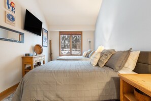 2 bedrooms, desk, free WiFi, bed sheets - Chapel Square 317 - Walk to Dining, Shops, & Entertainment - Balcony w/ Views (Avon)
