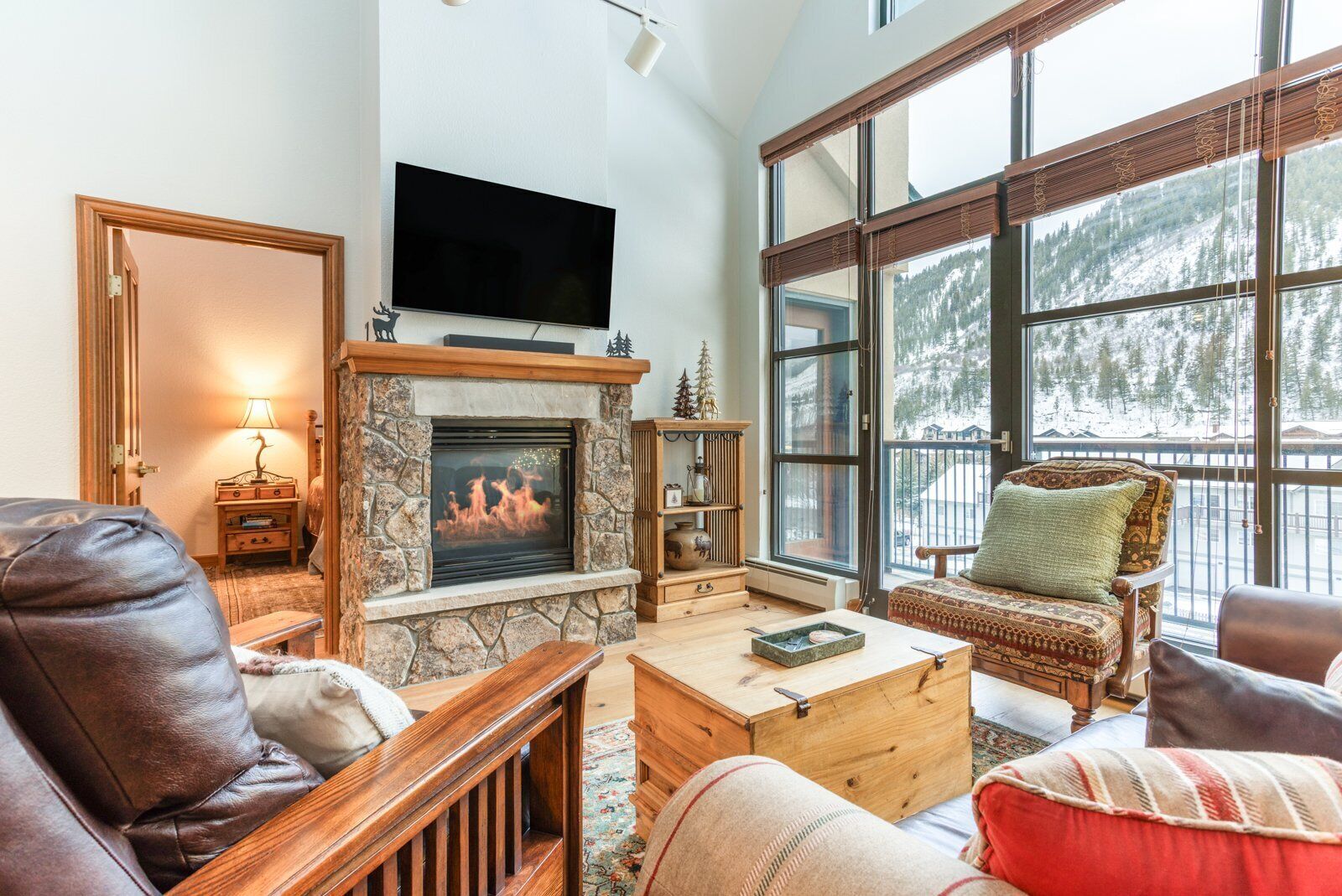 Smart TV, fireplace