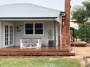Outdoor dining - Broken River Farm Cottage, 3-bedroom in a rural setting (Shepparton East)