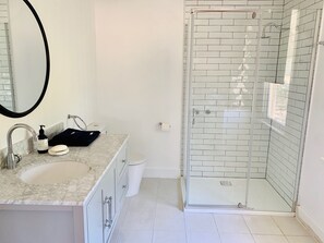 Shower, towels, soap, toilet paper - Broken River Farm Cottage, 3-bedroom in a rural setting (Shepparton East)