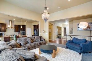 智能電視、壁爐、書籍、 辦公室