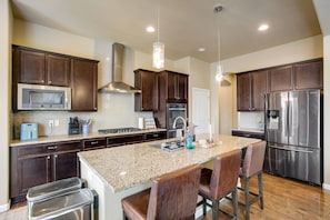 雪櫃、微波爐、焗爐、爐具