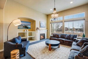 Smart TV, fireplace, books, offices