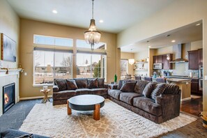 智能電視、壁爐、書籍、 辦公室