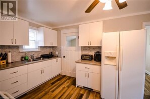 Private kitchen - Cozy Cottage in Niagara Falls (Niagara Falls)