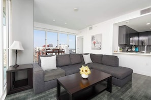 TV, offices - Prime 3BR City View Residence Pool, Rooftop Deck (Los Angeles)