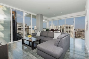 TV, offices - Prime 3BR City View Residence Pool, Rooftop Deck (Los Angeles)