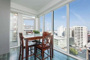 Dining - Prime 3BR City View Residence Pool, Rooftop Deck (Los Angeles)