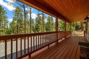 Terrace/patio - Noble Estates Cabin, Luxe Forest Escape (Nutrioso City)