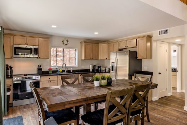 Dining - Noble Estates Cabin, Luxe Forest Escape (Nutrioso City)