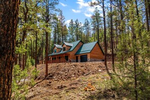Exterior - Noble Estates Cabin, Luxe Forest Escape (Nutrioso City)