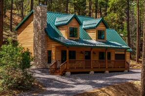 Exterior - Noble Estates Cabin, Luxe Forest Escape (Nutrioso City)