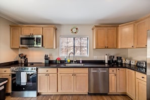 Private kitchen - Noble Estates Cabin, Luxe Forest Escape (Nutrioso City)
