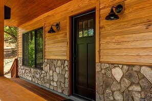 Exterior detail - Noble Estates Cabin, Luxe Forest Escape (Nutrioso City)