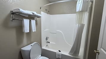 Chambre simple Confort | Salle de bain | Séchoir à cheveux, serviettes fournies, savon, shampooing