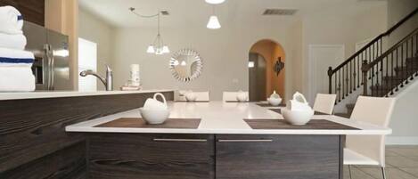 Kjøleskap, mikrobølgeovn, ovn og kokeplater