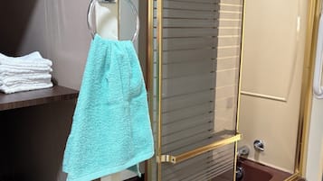 Serviettes fournies, savon, shampoing, papier toilette