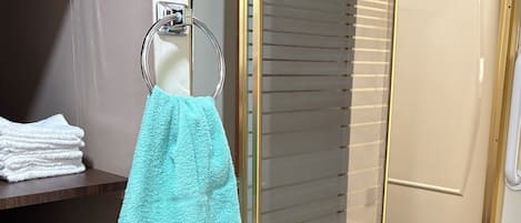 Toallas, jabón, shampoo, papel de baño