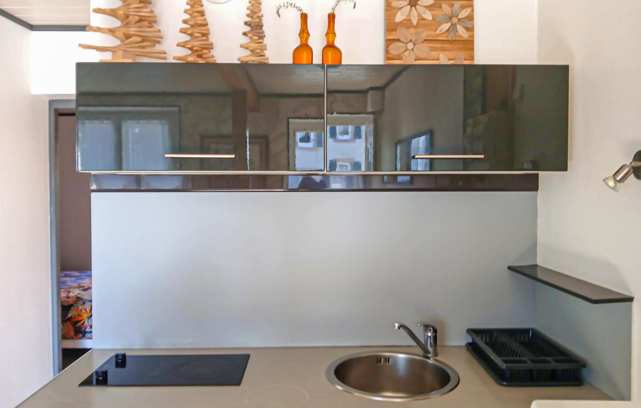 Fridge, stovetop, coffee/tea maker