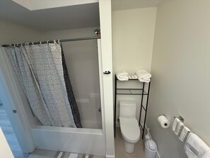 Secadora de cabello, toallas, jabón, papel de baño 