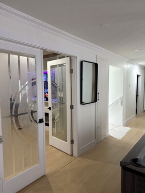 Interior - Spacious 4BR Surrey Retreat | Ideal for Families & Groups | Fast WiFi &  Parking (Surrey)
