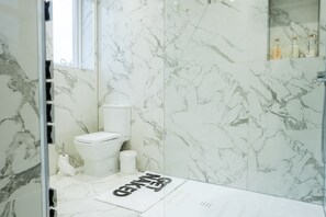 Hair dryer, towels, soap, toilet paper - Executive King size 1-bedroom Contractor friendly - Free Parking! (Southend-on-Sea)