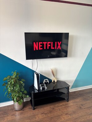 Interior - Executive King size 1-bedroom Contractor friendly - Free Parking! (Southend-on-Sea)