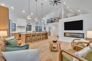 Een smart-tv, een open haard, een kantoor en een printer