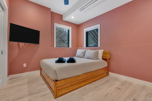 Lakefront Scandinavian Vacation Rental with Private Dock, Hot Tub & Kayaks<br> Brand New, modern home with high end amenities - close to Ogunquit, Kennebunkport and Wells Beaches.