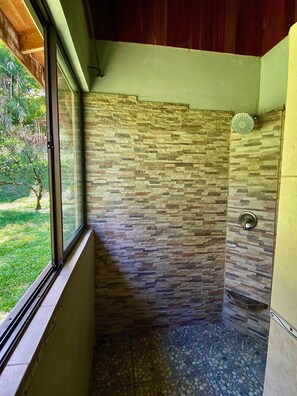 Douche, séchoir à cheveux, serviettes fournies, savon