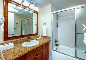 Hair dryer, towels, soap, toilet paper - Fort Lauderdale Beach Resort   Studio   300 ft to Beach (Fort Lauderdale)