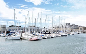 A marina with multiple sailboats docked. - 1 bedroom gorgeous apartment in Isigny-sur-Mer (Isigny-sur-Mer)