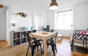 Dining - Beautiful apartment in Isigny-sur-Mer with WiFi (Isigny-sur-Mer)