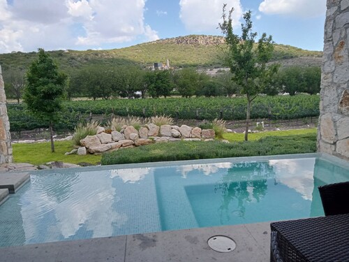 Spectacular house surrounded by vineyards, ideal to enjoy with family or friends.